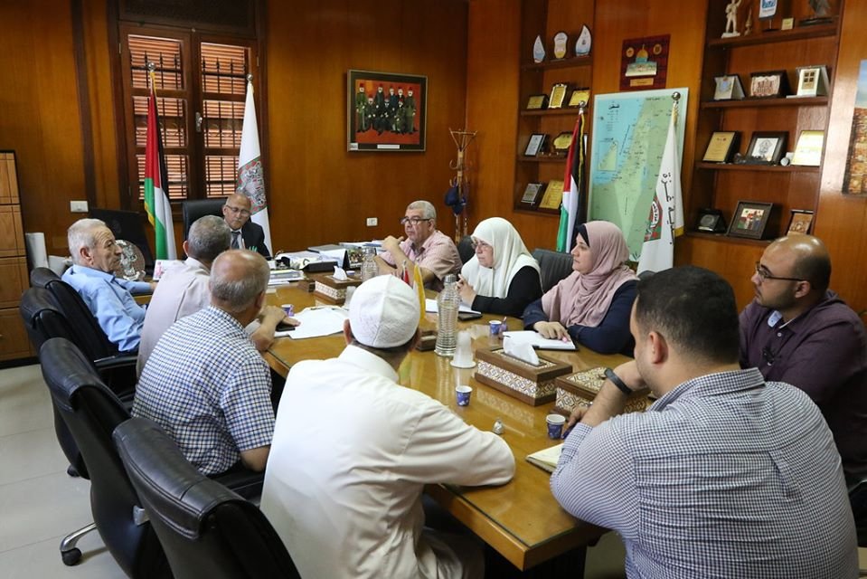 رئيس بلدية غزة يلتقي لجنة حي الصبرة