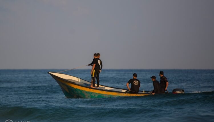 خلال عمل الصيادين في بحر غزة
