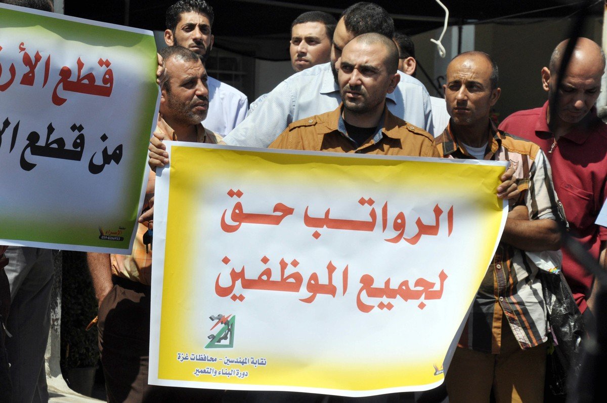 خبير يتحدّث عن قانونية الإجراءات ضد موظفي السلطة في قطاع غزة