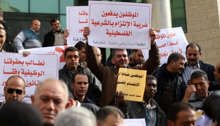 موظفون يحتجون على التقاعد المالي