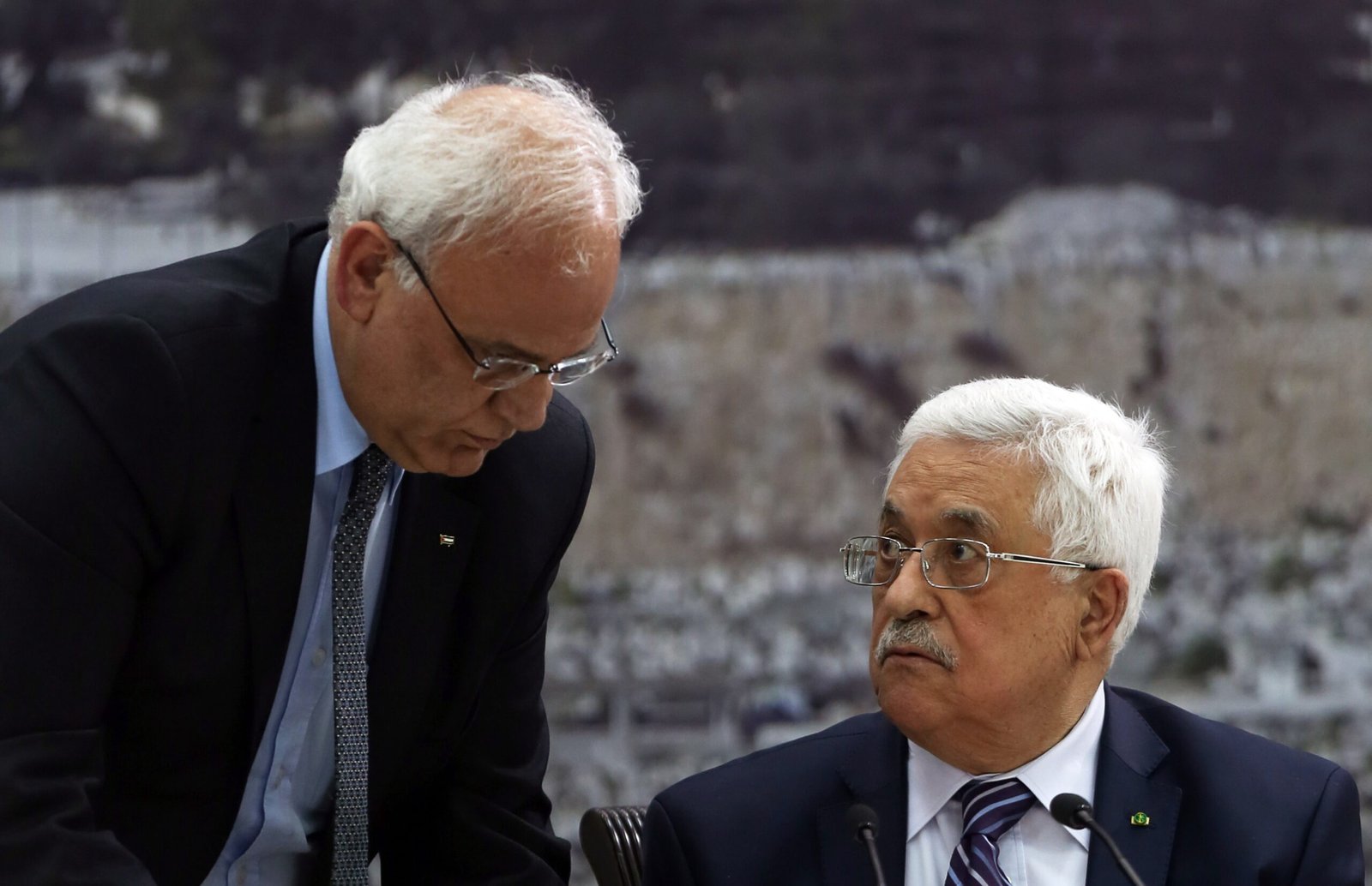 صائب عريقات بجوار الرئيس عباس