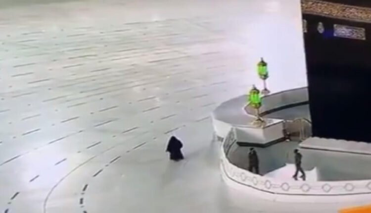 امرأة تطوف حول الكعبة لوحدها