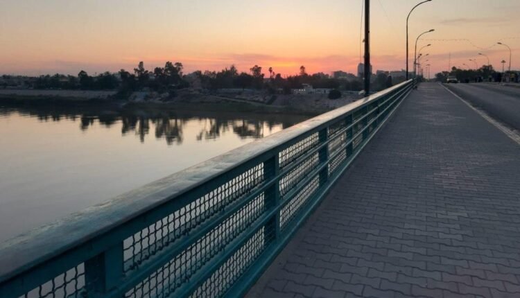 جسر الأئمة الذي يطل على نهر دجلة في العراق