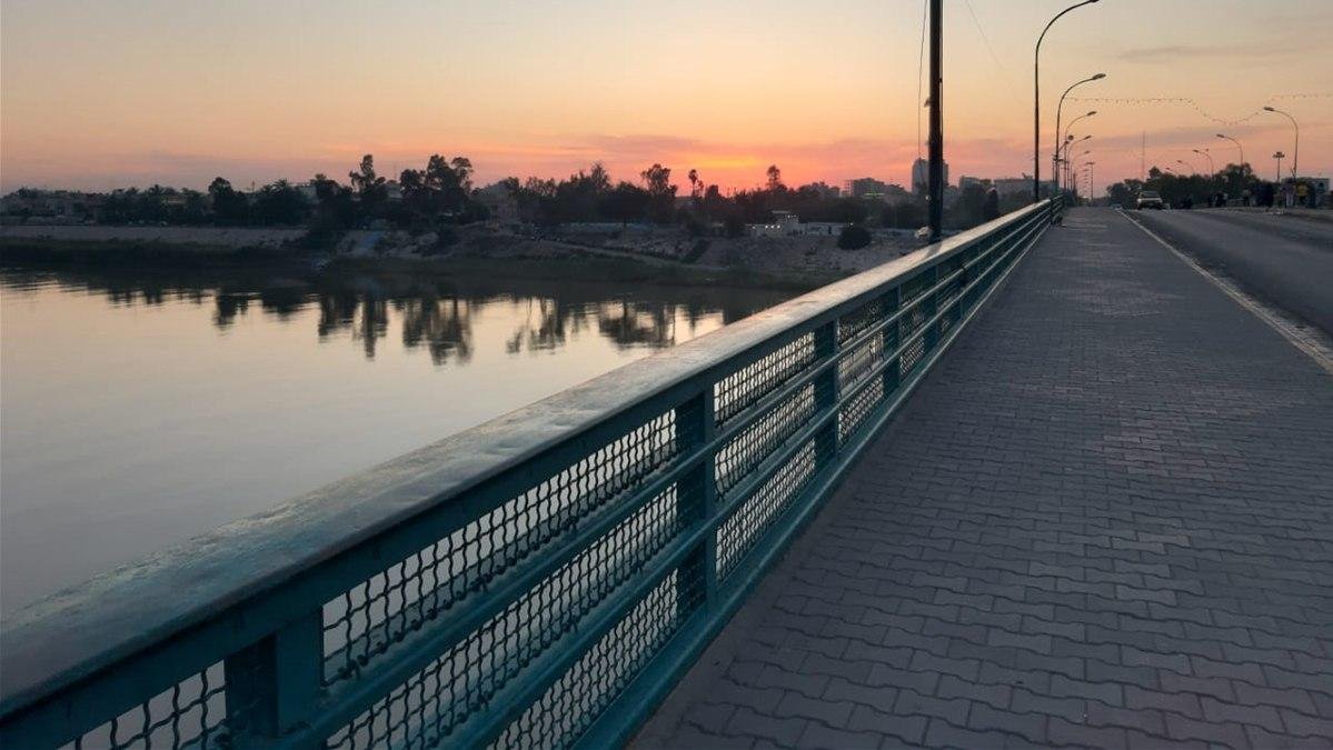 جسر الأئمة الذي يطل على نهر دجلة في العراق