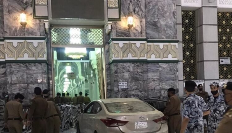 سيارة تقتحم الحرم