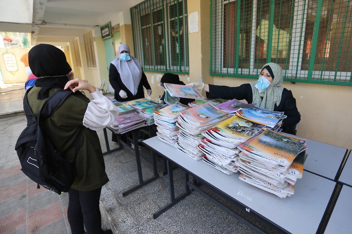 البنا: توزيع الكتب المدرسية يؤهل لاستكمال التعليم الوجاهي بغزة
