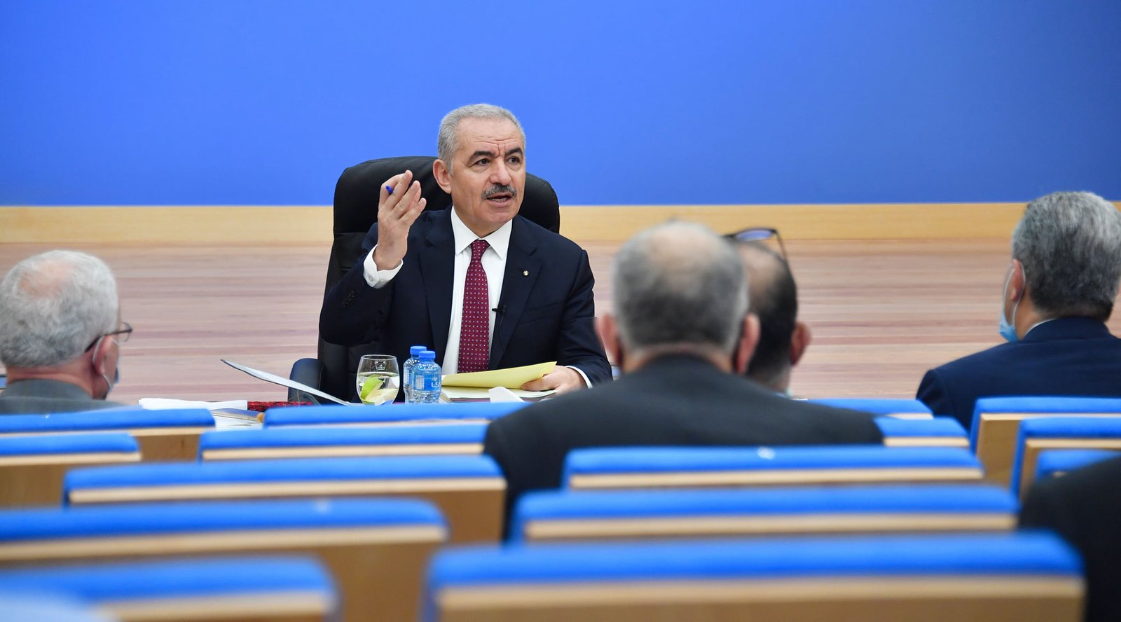 اشتية يخاطب الموظفين: ستأخذون رواتبكم وكافة مستحقاتكم (فيديو)