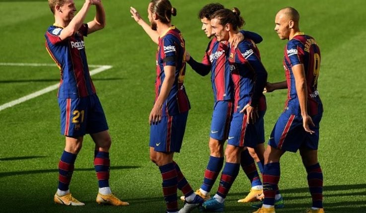 لاعبو فريق برشلونة استعداد لمباراة قاديش