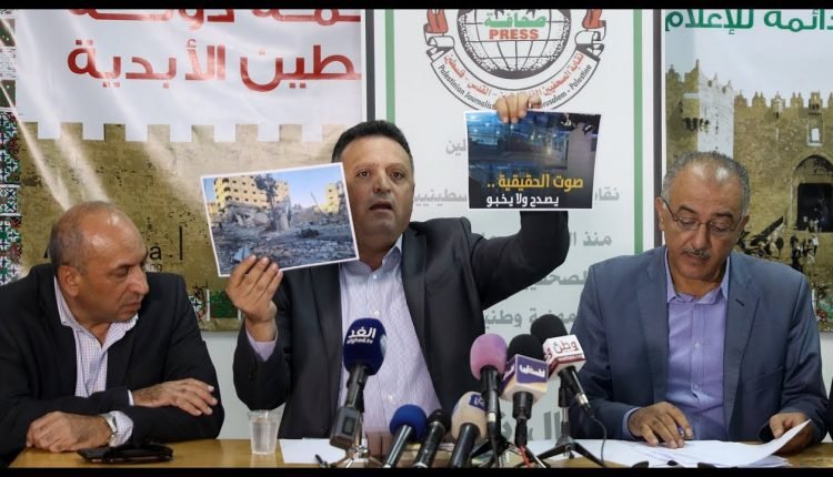 الصحفي محمد اللحام على يمين الصورة