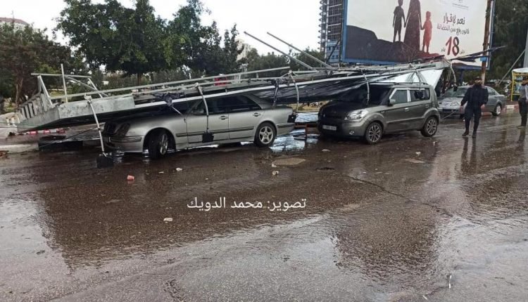 سقوط يافطة السرايا على سيارات المواطنين