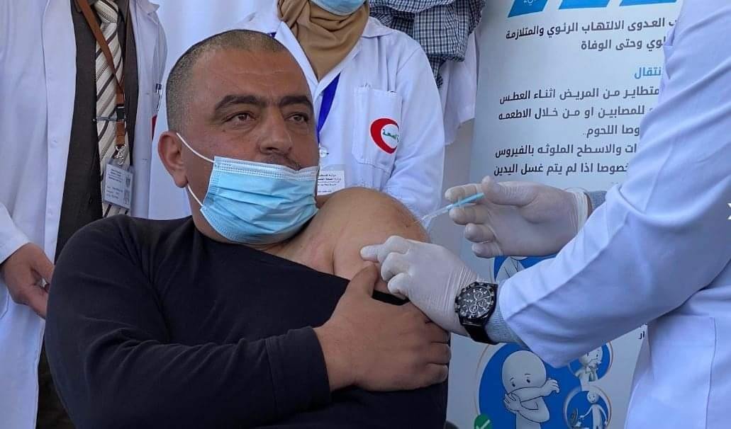 أطباء يتلقون لقاح كورونا في فلسطين