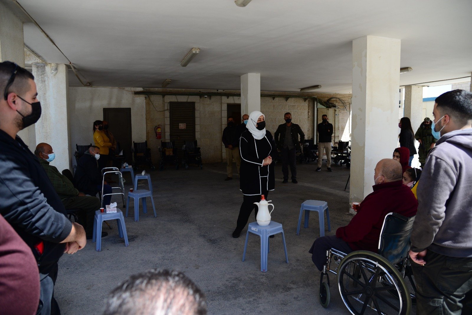 غنام خلال تسليم الكراسي الكهربائية