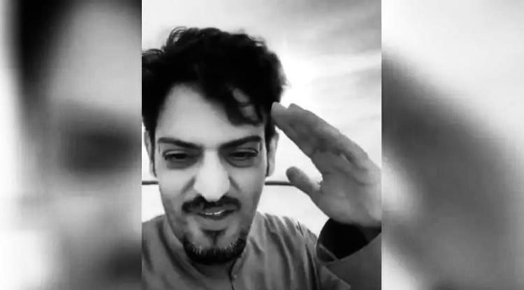 يعتبر محمد الشمري أحد أبرز الناشطين على موقع التواصل الاجتماعي يوتيوب، بحيث يقدم محتوى خاص من خلال الفيديوهات التي ينشرها على قناته الرسمية على موقع يوتيوب. كما تحصد الفيديوهات التي ينشرها شهرة كيرة، ومشاهدة عالية من قبل فئة الشباب، وهذا يعود لكون الفيديوهات التي ينشرها تحتوي على نقد لاذع لكل المشكلات الاجتماعية التي يواجهها الشباب بشكل خاص. تفاصيل حادث محمد الشمري في صباح يوم الجمعة الماضي، الموافق 17 ديسمبر 2021، امتلأت منصات التواصل الاجتماعي بالأخبار المهمة؛ حول مقتل مدوِّن اليوتيوب السعودي الشهير محمد الشمري، وهو النبأ الذي أعطى الكثير من الأجواء الحزينة والمؤسفة لرحيل الشاب محمد الشمري. وأفادت أنباء حول مقتل الناشط السعودي اليوتيوب محمد الشمري، بحيث كان يقود سيارته متوجهاً إلى العاصمة الرياض على الطريق السريع، بحيث تعطلت عجلة القيادة في يده فجأة، مما تسبب في اختلال توازن السيارة، الأمر الذي تسبب في انقلابها عدة مرات، مما أدى إلى مقتل محمد الشمري في نفس اللحظة. محمد الشمري يوتيوب وأفادت وكالة الأنباء في المملكة العربية السعودية، يوم الجمعة الموافق 17 ديسمبر 2021، عن وقوع حادث مروري في سيارة مستخدم اليوتيوب محمد الشمري صاحب الفيديوهات الشهيرة، وهو أحد أشهر مستخدمي اليوتيوب في المملكة العربية السعودية خاصة، وفي الخليج العربي بشكل عام. وتم الاعلان عن وفاته بشكل فوري، بحيث تم نقله إلى مستشفى الرياض التخصصي إثر إصابته بنزيف في المخ جراء تعرضه لضربة شديدة في رأسه جراء انقلاب السيارة التي كان يستقلها بمفرده على الطريق السريع في الرياض، حيث توفي على الفور نتيجة الحادث المروع.