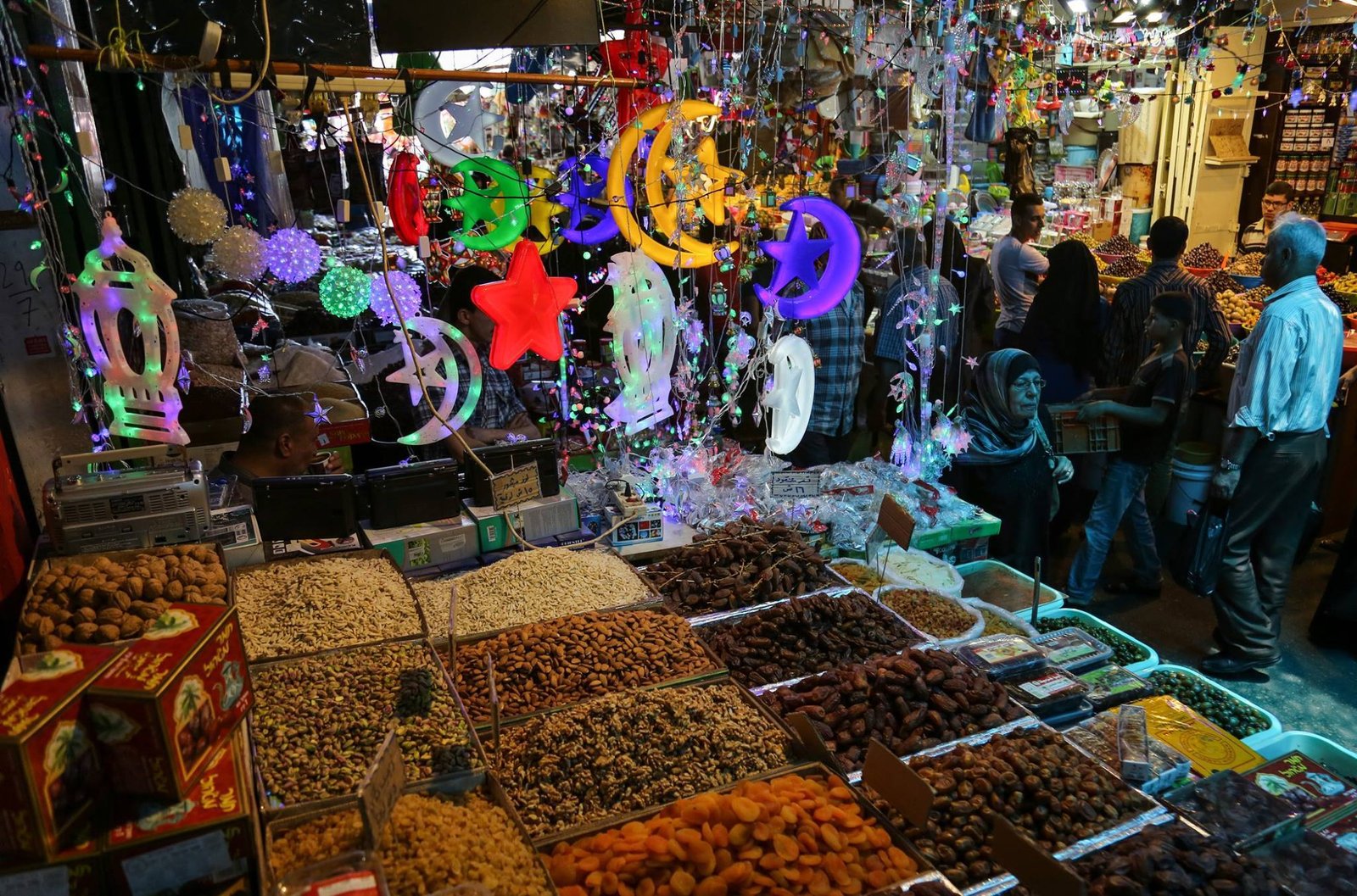 شهر رمضان وناقوس الفقر يطرق جدران الغزيين