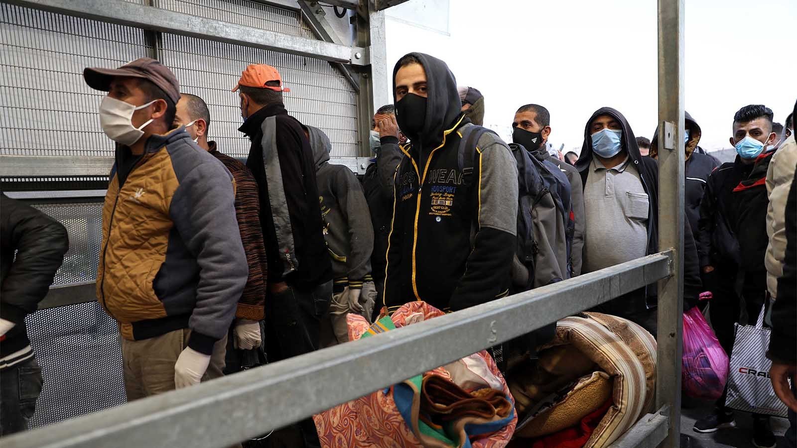 وقف تصاريح العمال بغزة.. سياسة العصا والجزرة