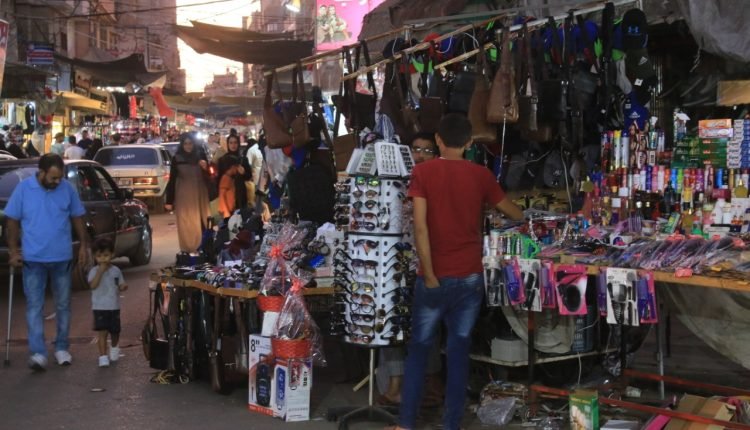 شوارع غزة تختنق بكثرة البسطات