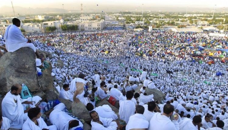 هل يجوز وما حكم صيام يوم عرفة إذا وافق يوم الجمعة منفردا ؟