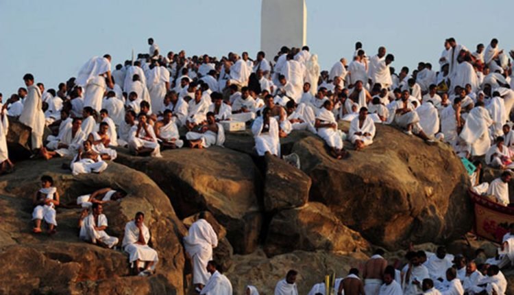 هل يجوز صيام عرفة يوم الجمعة منفردا ؟