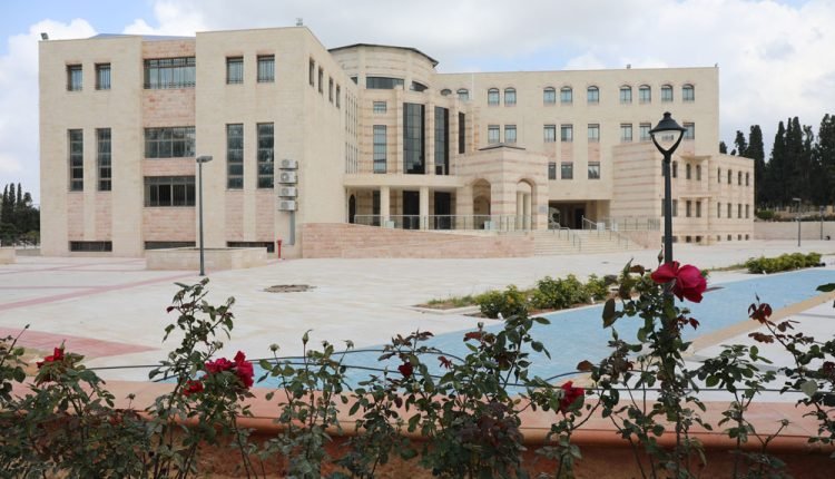 ما هي تخصصات جامعة فلسطين التقنية خضوري ؟
