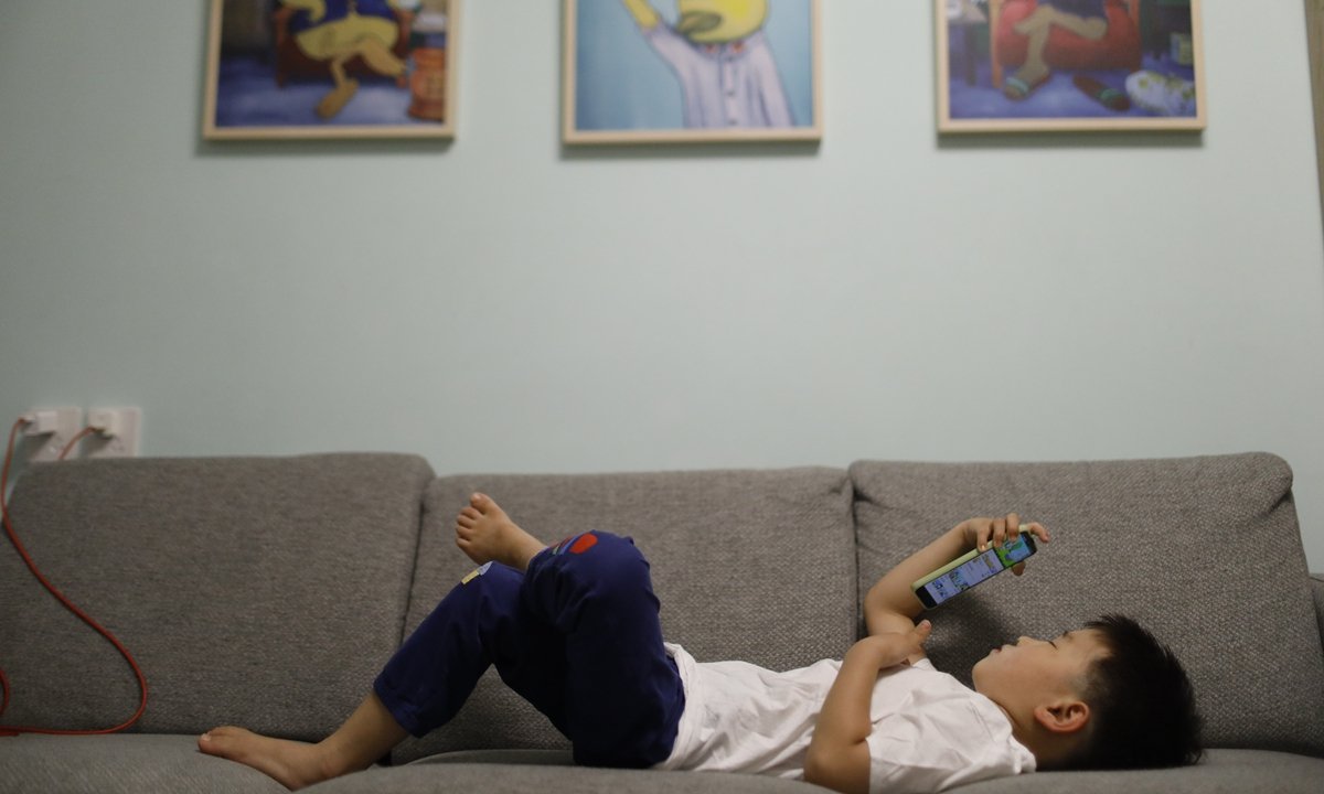 الهاتف المحمول.. احذروا الخطر الدائم على الأطفال