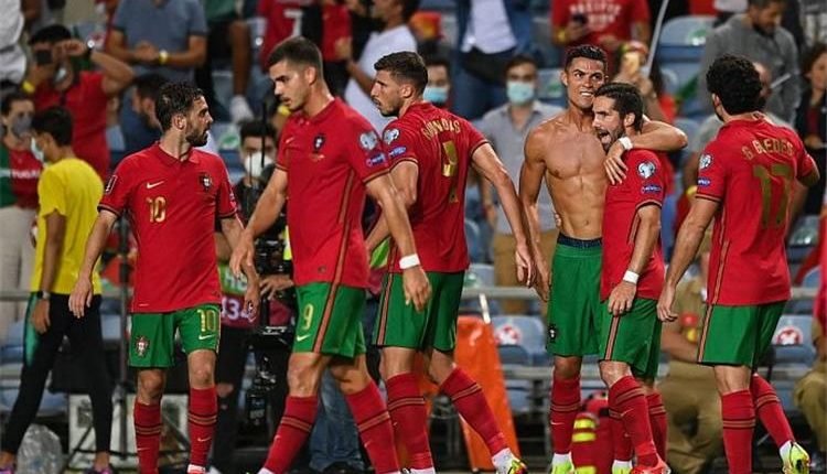 أعلن المدرب فرناندو سانتوس مدرب المنتخب البرتغالي عن قائمة اللاعبين الـ 26 المشاركين في مونديال كأس العالم في قطر 2022. ويعتبر النجم اللاعب كريستيانو رونالدو على رأس قائمة اللاعبين المشاركين في تشكيلة المنتخب البرتغالي في كأس العالم 2022. يذكر أن النجم المهاجم كريستيانو رونالدو حاصل على جائزة الكرة الذهبية 5 مرات، وقد انضم إلى صفوف نادي مانشستر يونايتد. النجم رونالدو صاحب الـ 37 عام لا يزال النجم المتألق في الهجوم البرتغالي ويلعب بجانبه رافايل لياو واللاعب غونسالو راموس. كما تم استدعاء اللاعب المدافع بيبي إلى تشكيلة المنتخب البرتغالي والذي كان غائب عن الملعب بسبب الإصابة. هذا وتشهد التشكيلة غياب اللاعب المهاجم ديوغو جوتا بسبب الاصابة في الساق، وغياب اللاعب جواو موتينيو. إليكم تشكيلة منتخب البرتغال في كأس العالم 2022 بقطر: حارس المرمى: دييغو كوشتا (لاعب بورتو البرتغالي). روي باتريسيو (لاعب روما الإيطالي). جوزيه سا (لاعب ولفرهامبتون الإنجليزي). الدفاع: ديوغو دالو (لاعب مانشستر يونايتد الإنجليزي). جواو كانسيلو (لاعب مانشستر سيتي الإنجليزي). دانيلو بيريرا (لاعب باريس سان جيرمان الفرنسي). بيبي (لاعب بورتو البرتغالي). روبن دياش (لاعب مانشستر سيتي الإنجليزي). أنطونيو سيلفا (لاعب باريس سان جيرمان الفرنسي). نونو منديش (لاعب باريس سان جيرمان الفرنسي). رافاييل غيريرو (لاعب بوروسيا دورتموند الألماني). الوسط: روبن نيفيش (لاعب ولفرهامبتون الإنجليزي). جواو بالينيا (لاعب فولهام الإنجليزي). وليام كارفاليو (لاعب ريال بيتيس الإسباني). برونو فرنانديز (لاعب مانشستر يونايتد الإنجليزي). فيتينيا (لاعب باريس سان جيرمان الفرنسي). أوتافيو (لاعب بورتو البرتغالي). جواو ماريو (لاعب بنفيكا البرتغالي). ماتيوس نونيش (لاعب ولفرهامبتون الإنجليزي). الهجوم: كريسدو سيلفا (لاعب مانشستر سيتي الإنجليزي). رافايل لياو (لاعب ميلان الإيطالي). جواو فيليكس (لاعب أتلتيكو مدريد الإسباني). ريكاردو هورتا (لاعب براغا البرتغالي). أندريه سيلفا (لاعب لايبزيغ الألماني). وغونسالو راموس (لاعب بنفيكا البرتغالي). تيانو رونالدو (لاعب مانشستر يونايتد الإنجليزي).