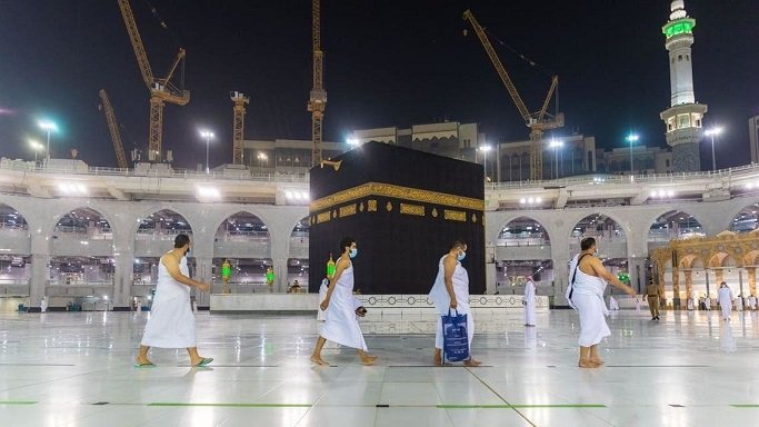 العمرة هي زيارة المسجد الحرام وقيام بمناسك خاصة تتعلق بالإسلام مثل الطواف والسعي، وتتم بأي وقت من أيام السنة، وليس لها وقت معين كالحج. وتتضمن العمرة أربع مناسك رئيسية وهي الإحرام، الطواف، السعي، والحلق، وسنتحدث عنهم بشكل مفصل بالمقال التالي عبر موقع نيوز بوست. مناسك العمرة: 1- الإحرام 2- الطواف 3- السعي 4- الحلق أولاً: الإحرام : أهم مرحلة من مراحل العمرة هي الإحرام وتتم بالاغتسال والتطيب وارتداء ملابس الإحرام التي تكون باللون الأبيض للرجل. أما المرأة ترتدي ما تشاء دون زينة أو تبرج، و يصلي المعتمر ركعتين وينوي. ثم يقول: “لبيك عمرة، لبيك اللهم لبيك، لبيك لا شريك لك لبيك، إن الحمد والنعمة لك والملك، لا شريك لك”، يرفع الرجل صورته في التلبية، بينما المرأة يبقى صوتها منخفض ويكثرون من التلبية وذكر الله. ثانيا: الطواف : بعد أن يصل المعتمر مكة المكرمة يدخل المسجد الحرام بقدمه اليمنى، ويطوف سبعة أشواط حول الكعبة يبدأ من الحجر الأسود. ويقول: ( بسم الله والله أكبر). في كل شوط من الأشواط يستلم الحجر الأسود بيده اليمنى ويقله دون تزاحم ويذكر الله ويدعو بما يريد. ويمكن أن يقول بينه وبين الحجر الأسود “ربنا آتنا في الدنيا حسنة وفي الآخرة حسنة وقنا عذاب النار”. أثناء الطواف يظهر الرجل كتفه الأيمن، ويسرع في المشي مع مقاربة الخطوات في الأشواط الثلاث الأولى، ويمشي في الباقي. بعد الانتهاء من الطواف، يتقدم المعتمر لمقام إبراهيم ويقول: واتخذوا من مقام إبراهيم مصلى”. ثم يصلي خلفه ركعتين ويقرأ الفاتحة، و سورتي “الكافرون” و”الإخلاص” ثالثا: السعي : يخرج من باب الصفا للسعي ويصعد جهة الكعبة ويقرأ “إن الصفا والمروة من شعائر الله. ويدعو المعتمر ويكبر ويحمد الله ويقول: “لا إله إلا الله وحده، أنجز وعده، ونصر عبده، وهزم الأحزاب وحده”. وينزل المعتمر من الصفا إلى المروة مشي ويسرع الرجل في الهرولة، أما المرأة تمشي كعادتها. يكرر الأمر ويصعد للمروة وهكذا وأثناء المشي يقرأ ويدعو ويكبر. رابعا: الحلق : بعد الانتهاء من السعي يحلق الرجل رأسه، والمرأة تقص أطراف من شعرها، وبذلك يكون المعتمر أتم العمر ويحل الملابس.
