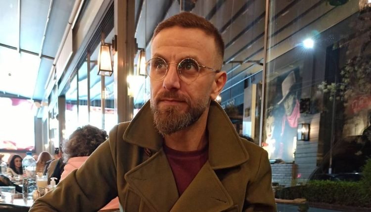 ما هو مرض التصلب اللويحي الذي أصاب الممثل يحيى بيازي