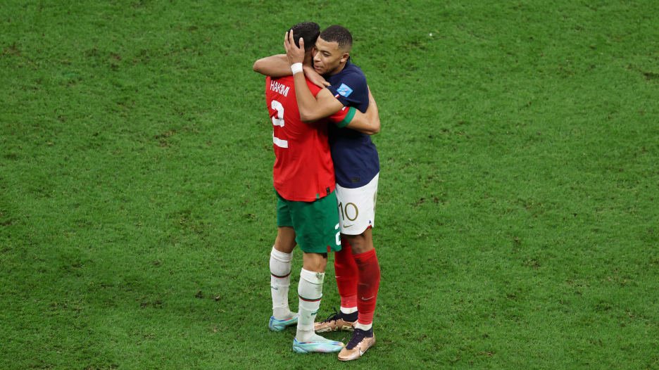 اين يلعب حكيمي وصديقي مبابي ؟