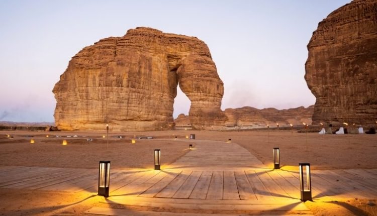 هو واحد من العديد من العجائب الجيولوجية في العلا