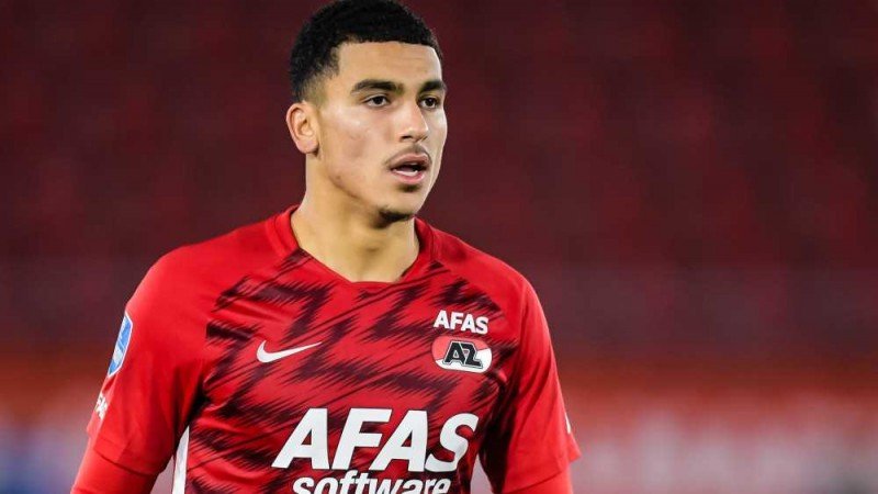 من هي زوجة اللاعب زكريا بوخلال ؟