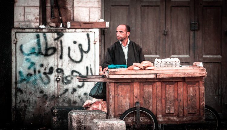 ملاحقة أصحاب البسطات بغزة.. هل من بدائل؟
