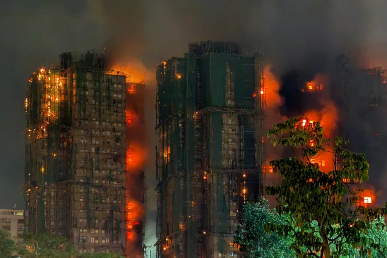 مقتل وفقدان المئات إثر حريق ضخم في أبراج سكنية بهونغ كونغ