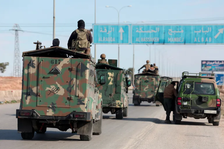 الجيش السوري يعلن غرب الفرات منطقة عسكرية ويدخل محافظة الرقة