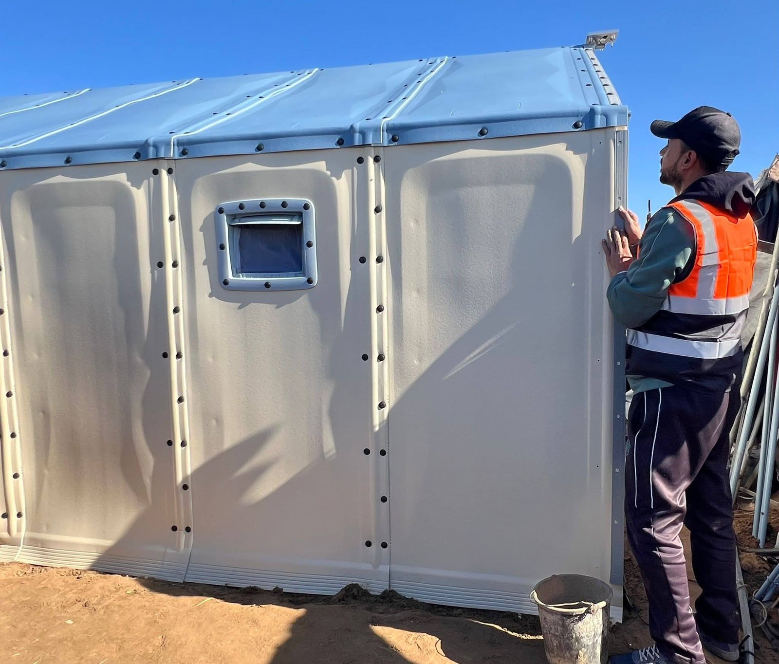 بدء تركيب خيام “الفيبر جلاس” بغزة