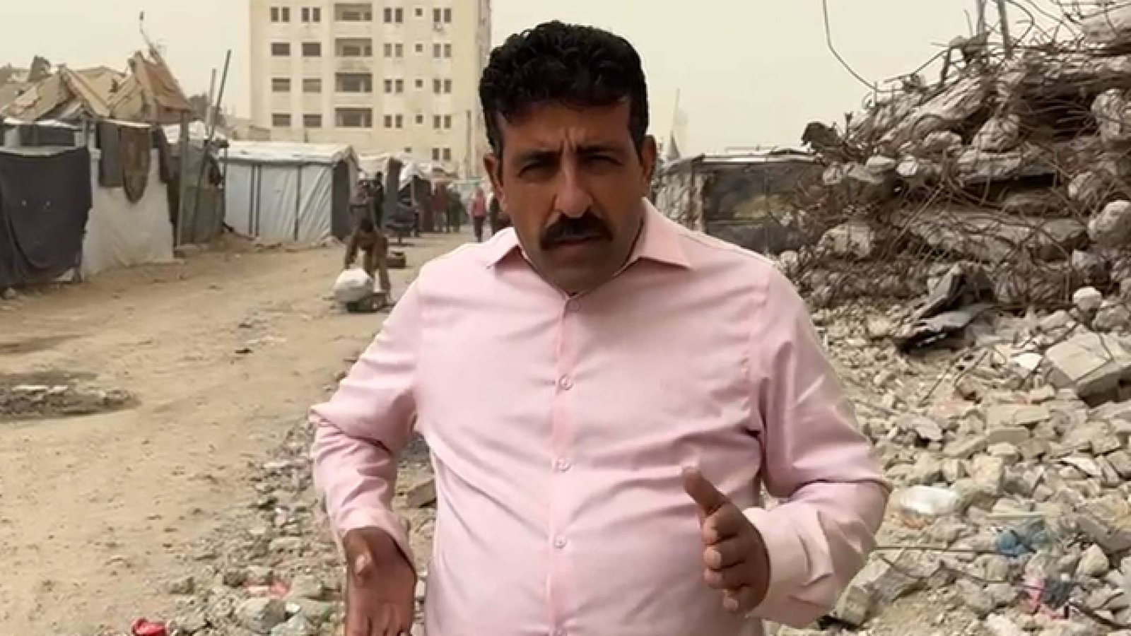 شاهد: “عليوة” يتجول في شوارع غزة ويتصدر مواقع التواصل