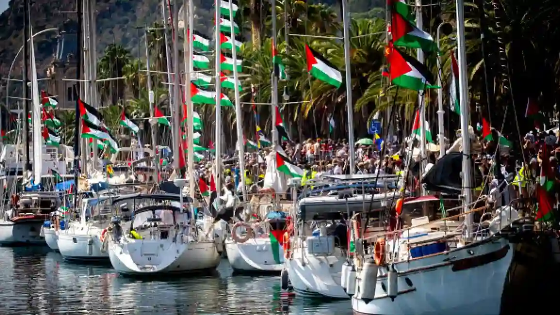 أسطول الصمود العالمي يصل اليونان ويقترب من غزة