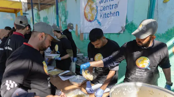 المطبخ العالمي يُنهي عقود مئات العاملين بغزة