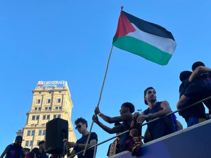لامين يامال يرفع علم فلسطين خلال احتفالات برشلونة بلقب الدوري الإسباني