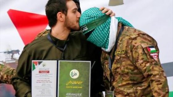 الإحتلال يزعم اغتيال الملثم صاحب لقطة القبلة الشهيرة