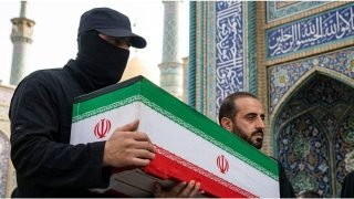 الكشف عن هوية الرجل المقنّع في جنازة خامنئي