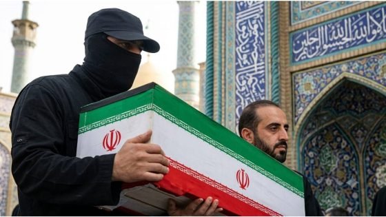 الكشف عن هوية الرجل المقنّع في جنازة خامنئي