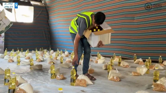 جمعية الإيثار توزع 300 طرد غذائي على النازحين في غزة