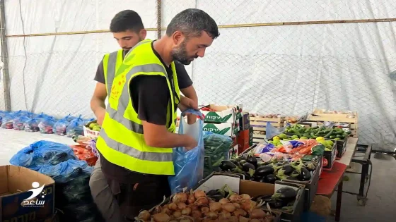 جمعية ساعد توزع سلال خضار على النازحين في مواصي خانيونس