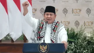 الرئيس الإندونيسي يهتف «فلسطين حرة» ويمسح عينيه بالكوفية