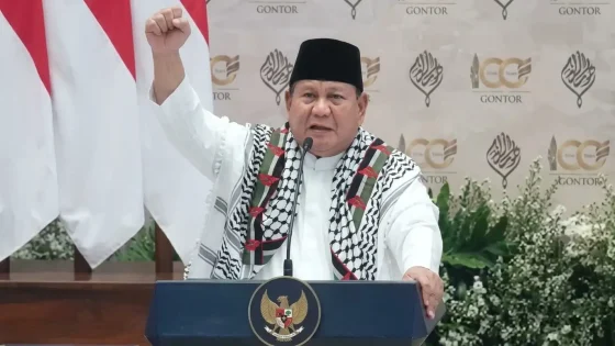 الرئيس الإندونيسي يهتف «فلسطين حرة» ويمسح عينيه بالكوفية