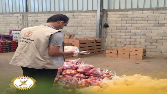 الإغاثة الزراعية توزع طرود خضار وفاكهة على 184 أسرة نازحة في دير البلح