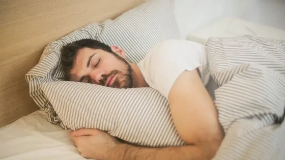 هل تكفي 4 ساعات من النوم؟ خبراء يحذرون من مخاطر الحرمان من الراحة