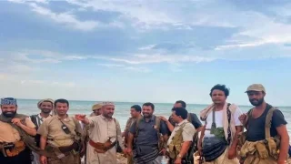 الحوثيون يستكملون السيطرة على مضيق باب المندب