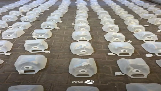 جمعية تراحم توزع قرب مياه على النازحين في خيام غزة