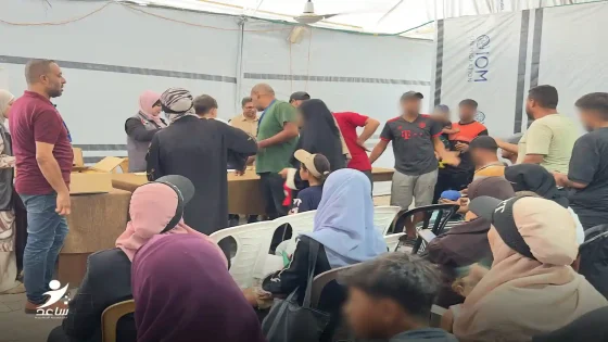 جمعية ساعد توزع حليب الأطفال وطرودًا صحية في مواصي خان يونس